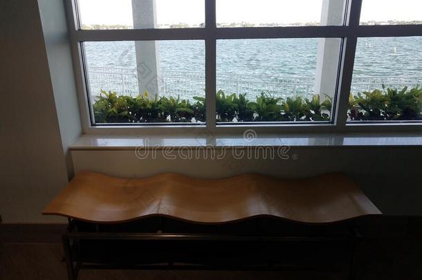 波状的木材长凳和窗和海水