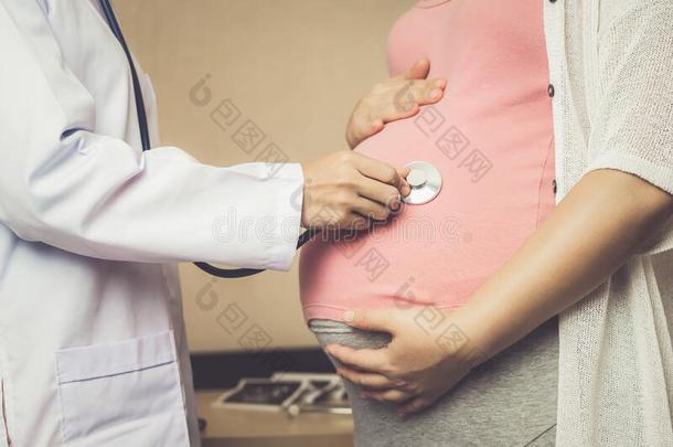 怀孕的女人和妇科医生医生在医院