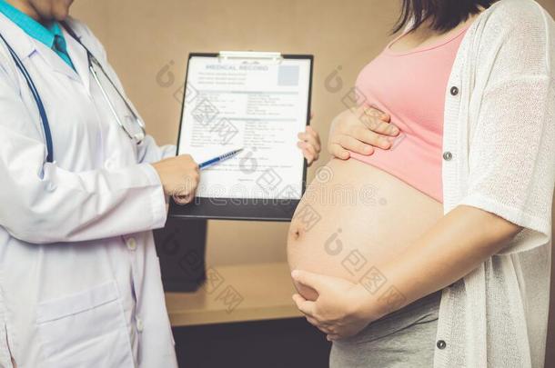 怀孕的女人和<strong>妇科</strong>医生医生在医院