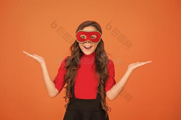 <strong>产品广告</strong>.幸福的女孩采用狂欢节面具给看空的手