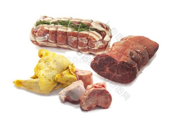 烤和迷迭香包金箔的肉一半的鸡牛肉骨骼