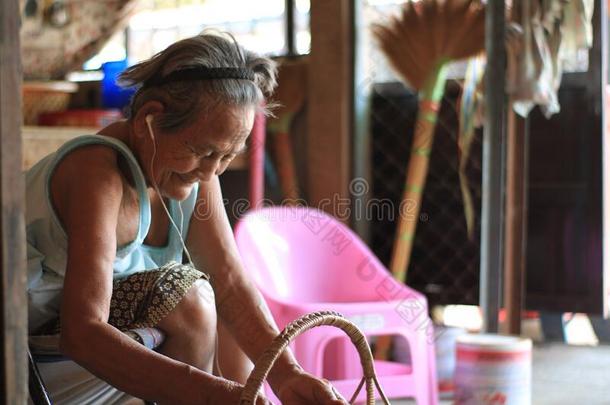 较高的女人收听的向音乐在外面指已提到的人房屋.