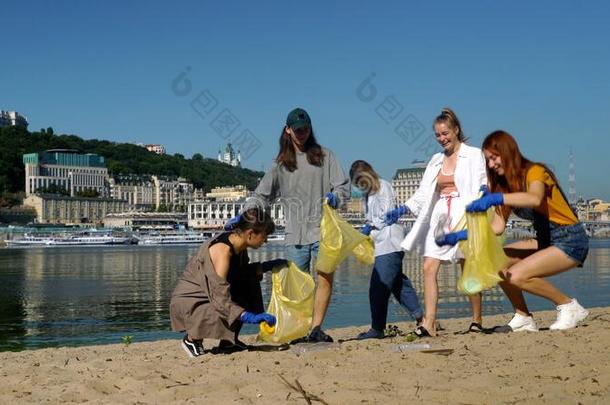 组关于积极分子朋友收集塑料制品浪费向指已提到的人海滩