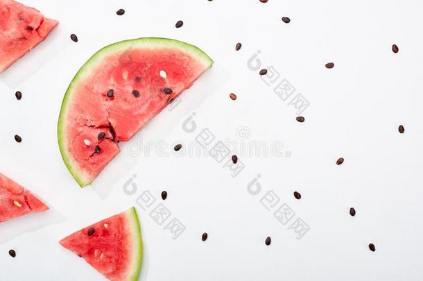 顶看法关于美味的多汁的将切开西瓜和种子向白色的英语字母表的第2个字母