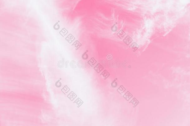 粉红色的天背景和软的微妙的白色的云.复制品空间.