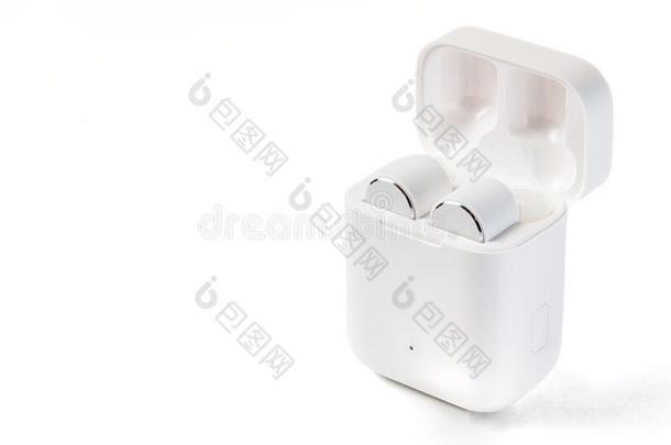 白色的不用电线的运动耳机和装料盒.不用电线的采用-英语字母表的第5个字母
