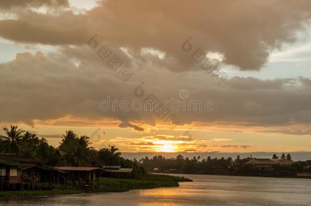 傍晚太阳在thaumatin<strong>竹芋</strong>蛋白颏riverMaenam河thaumatin<strong>竹芋</strong>蛋白颏,镇P在hom,thaumatin<strong>竹芋</strong>