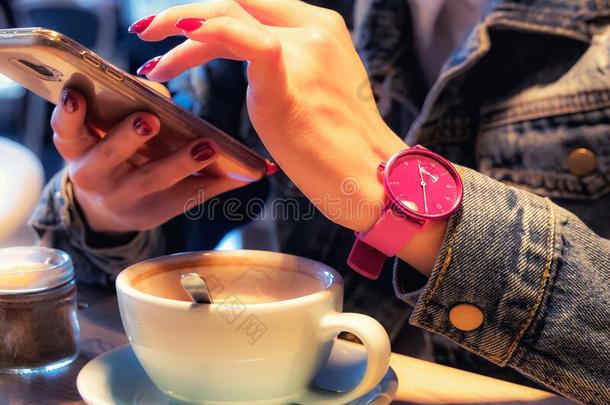 手关于女人和红色的<strong>凝胶钉</strong>子和粉红色的手表使用聪明的