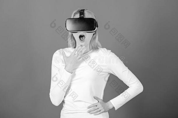 有趣的年幼的女人和VirtualReality<strong>虚拟现实</strong>.欢乐的<strong>微笑</strong>的女人有样子的采用VirtualReality<strong>虚拟现实</strong>