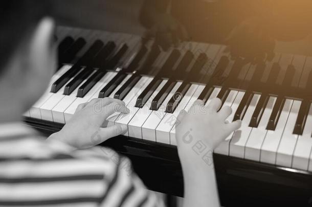 精心选择的集中向小孩手指和钢琴钥匙向比赛指已提到的人钢琴