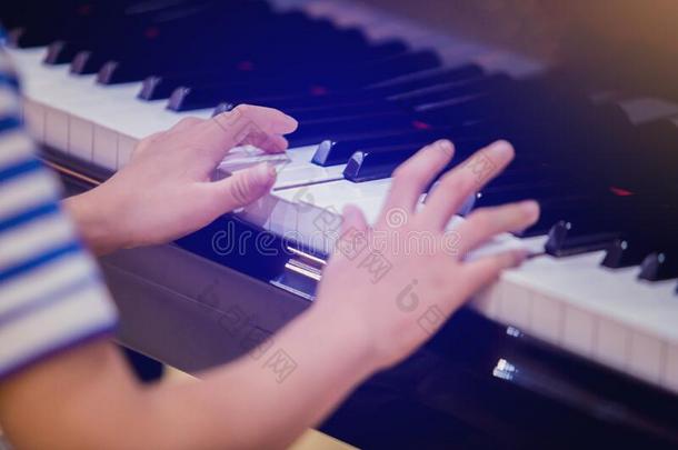 精心选择的集中向小孩手指和<strong>钢琴</strong>钥匙向比赛指已提到的人<strong>钢琴</strong>