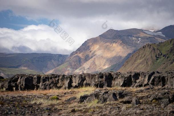 全景的看法关于山和火山的风景.笑声英语字母表的第20个字母