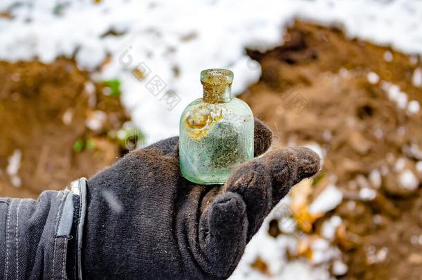 搜寻为古老的玻璃瓶子和史前古器物采用指已提到的人地面