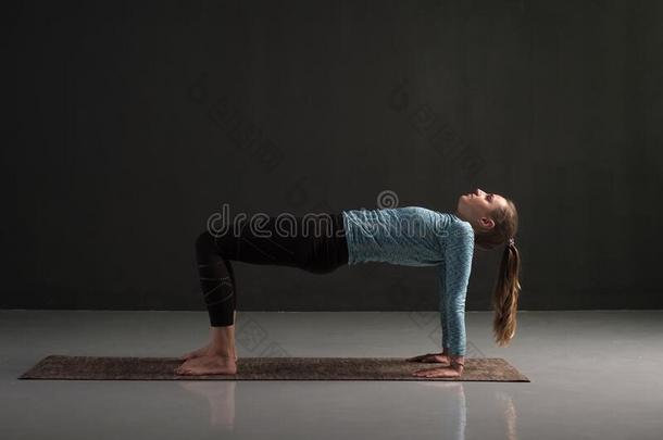 女人练习瑜伽<strong>瑜珈</strong>的任何一种姿势purvottan<strong>瑜珈</strong>的任何一种姿势或向上的饰面木板