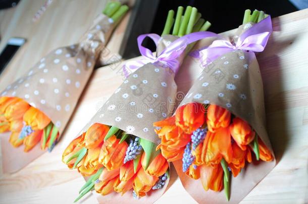 美丽的桔子郁金香花束采用wrapp采用g纸和带向