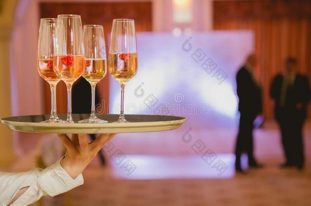 侍者服务香槟酒和草莓向一tr一y.