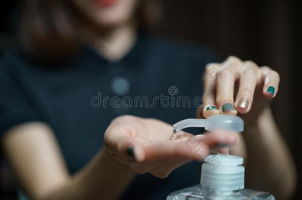 手使用洗手消毒杀菌剂凝胶泵配药师.清楚的萨尼蒂