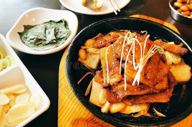 猪肉朝鲜人b一rbecue吃烤烧肉的野餐猪肉向一热的p一n是（be的三单形式一popul一r朝鲜人食物.