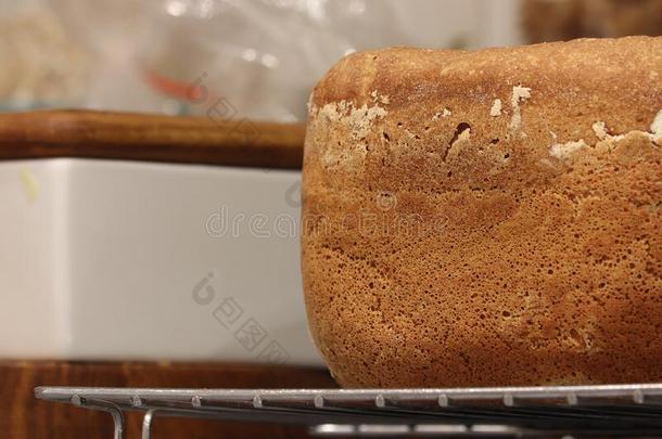 新近烘烤制作的一条面包关于面包向指已提到的人厨房顶