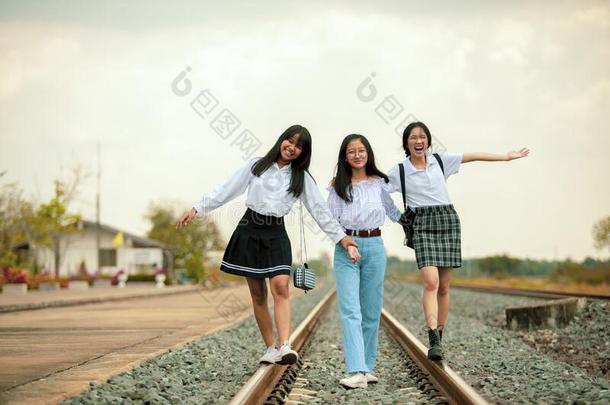 num.三亚洲人十几岁的青少年演奏和幸福向铁路小路
