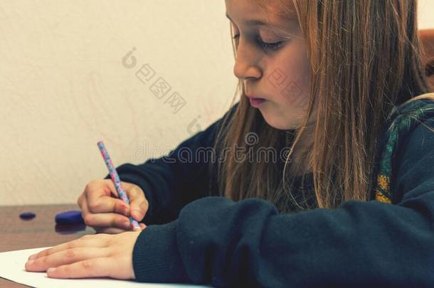 女<strong>学生绘画</strong>在一书桌.小的女孩<strong>学生</strong>学习一次