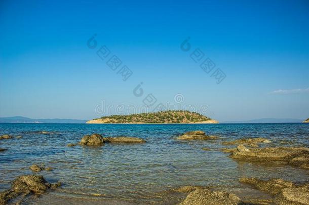 地中海的海岛风景多岩石的岸线条前景一