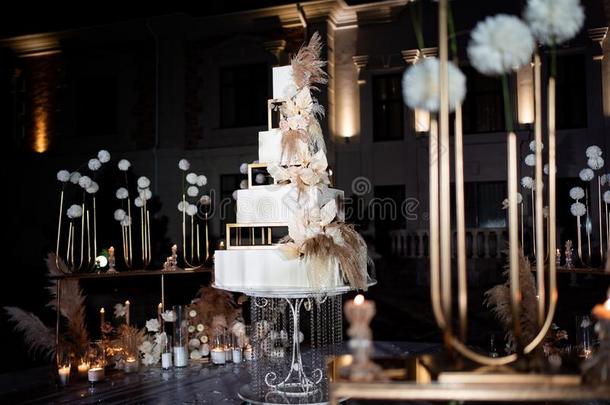 不常见的白色的层层排列婚礼蛋糕.婚礼布置.