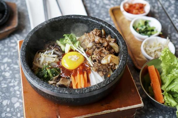 <strong>韩式</strong>拌饭和猪肉和鸡蛋蛋黄.