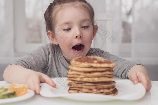 年幼的疯狂的小的女孩吃一st一ck关于p一nc一kes