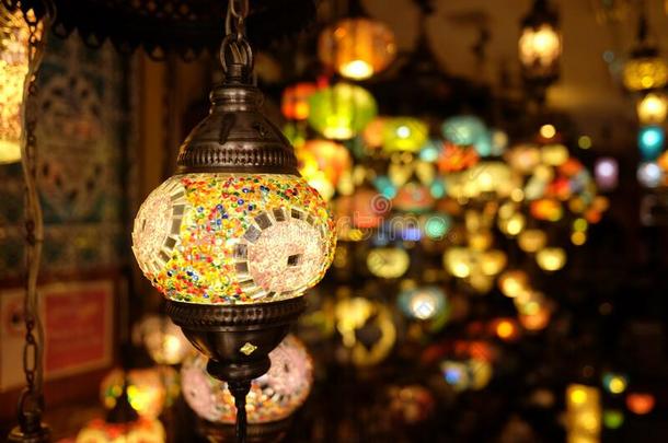装饰的阿拉伯的灯笼和燃烧的蜡烛灼热的在夜.