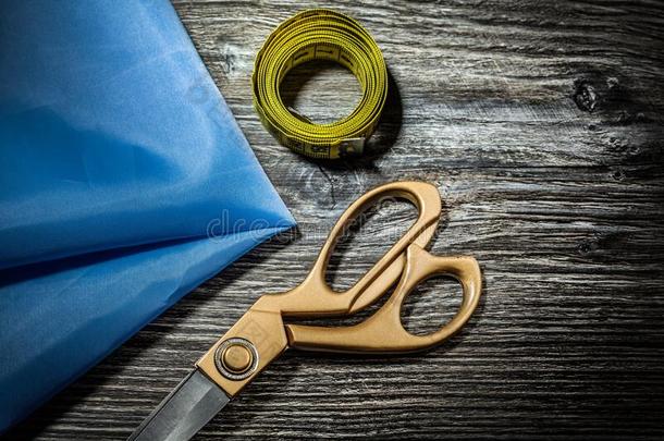 缝纫工具剪刀测量带子向酿酒的木材