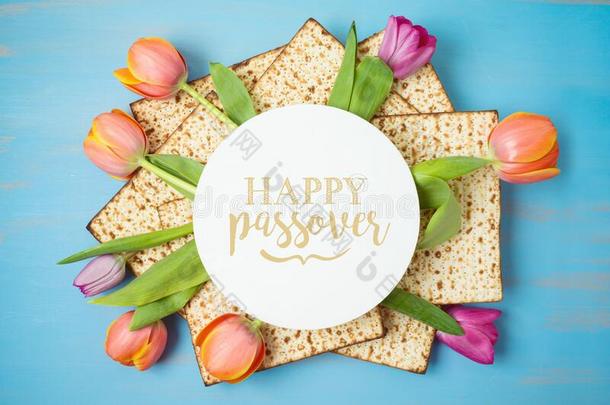 犹太人的假日逾越节招呼卡片和无酵饼和郁金香流