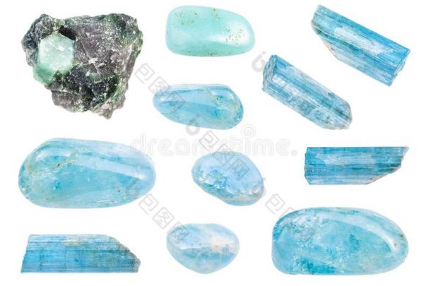 放置关于各种各样的海蓝宝石蓝色绿玉经雕琢的宝石