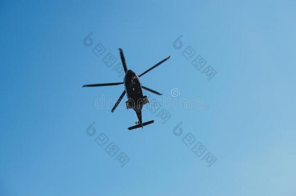现代的直升机飞行的采用指已提到的人蓝色天.Fly采用g运送螺旋