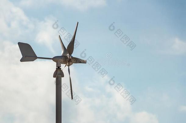 小的灰色风发电机生产替代的能量在旁边风向