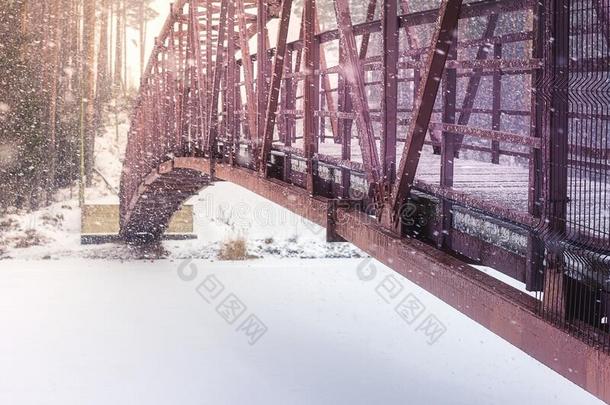 日落下雪桥冬风景<strong>极端</strong>的<strong>天气</strong>传送器