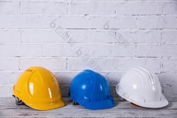 一保护的头盔是（be的三单形式必要的为任何的建筑物使工作.