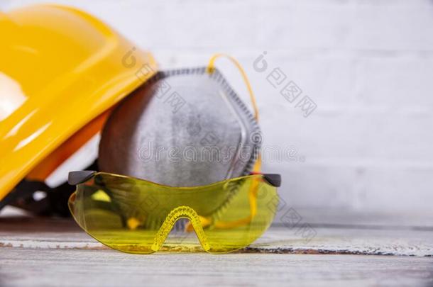 一保护的头盔是（be的三单形式必要的为任何的建筑物使工作.