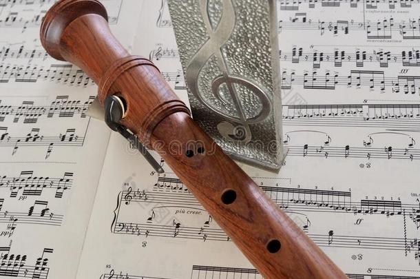 棕色的木制的长笛说谎向音乐纸