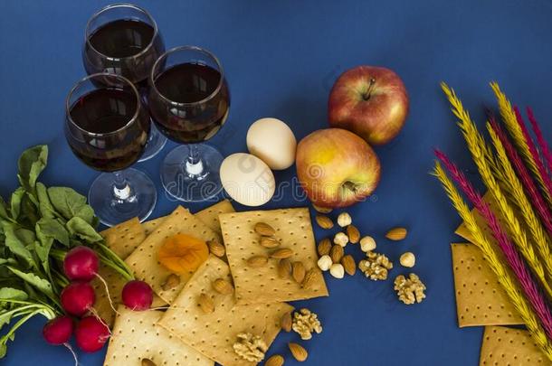 传统的犹太人的假日;逾越节背景向蓝色表面