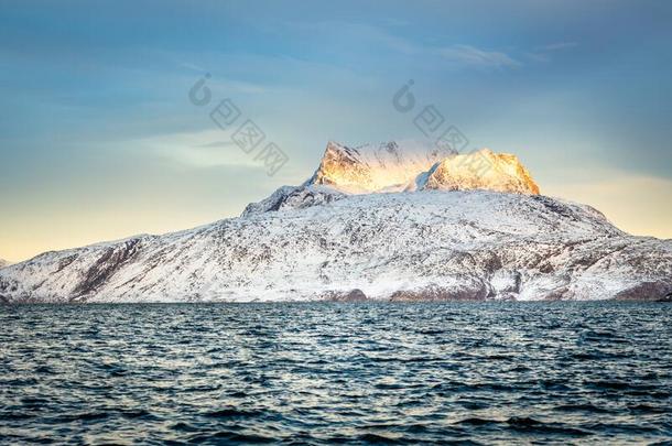 巨大的模式山大量的采用雪和海采用指已提到的人<strong>先知</strong>