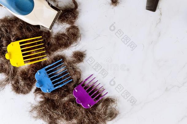 电的头发剪刀向一平衡的桩关于将切开头发