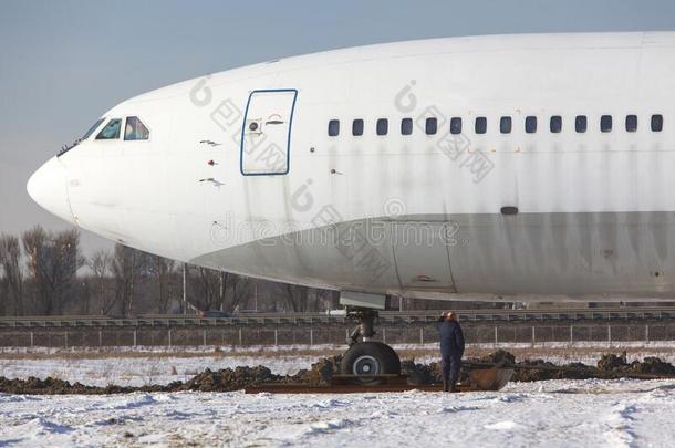 关在上面关于老的未用过的大大地乘客水平向一下雪的田