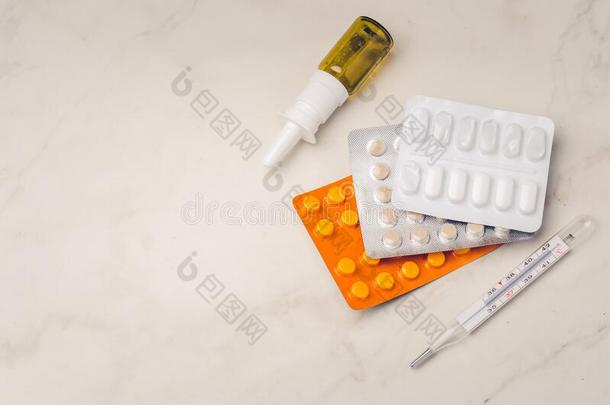 药物喷瓶子,药丸包装和温度计向白色的后面