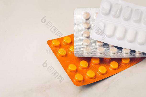 药丸包装向白色的背景/包装关于药丸是放置