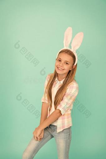 漂亮的兔子.假日兔子女孩使摆姿势和漂亮的长的耳.小孩图片