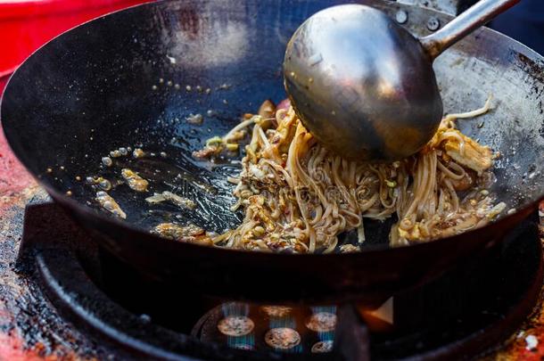 厨师烹调中国人<strong>面</strong>条锅在大街食物节日