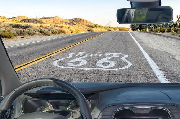 汽车挡风玻璃看法关于指已提到的人在历史上重要的路<strong>66</strong>,美国加州,美利坚合众国