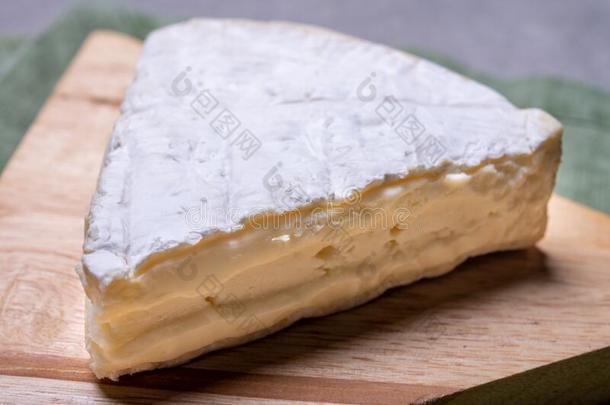 法国的奶酪法国Camembert村所产的软质乳酪使从奶牛奶采用诺曼底,法国