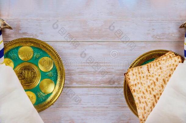 犹太逾越节薄饼为逾越节向金属逾越节家宴盘子向表